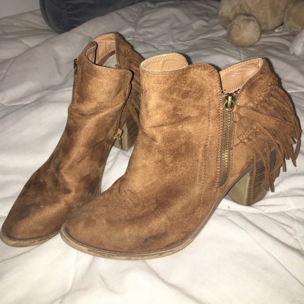 Super cute brown fringe booties!!